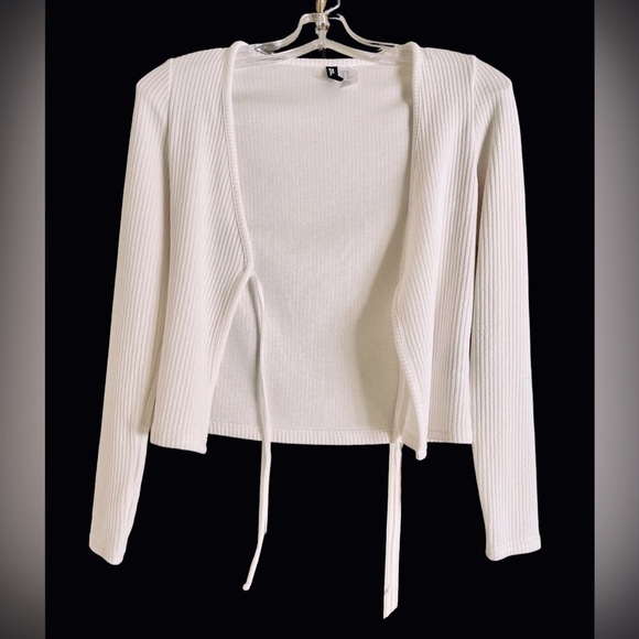 🏷️3 for $30 sale!🏷️ 🆕NWOT Women’s H & M cream colored open tie cardigan. - Picture 2 of 9